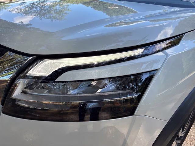 2022 Pearl White Tricoat/Super Black Nissan Pathfinder Platinum 4X4 SUV
