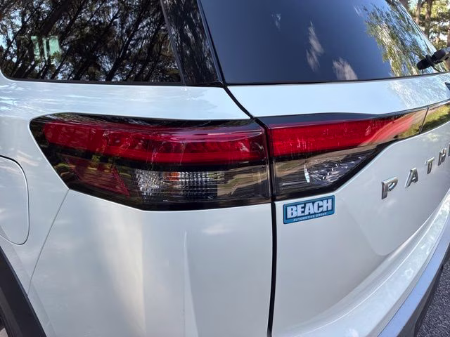 2022 Pearl White Tricoat/Super Black Nissan Pathfinder Platinum 4X4 SUV
