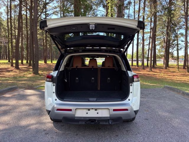 2022 Pearl White Tricoat/Super Black Nissan Pathfinder Platinum 4X4 SUV