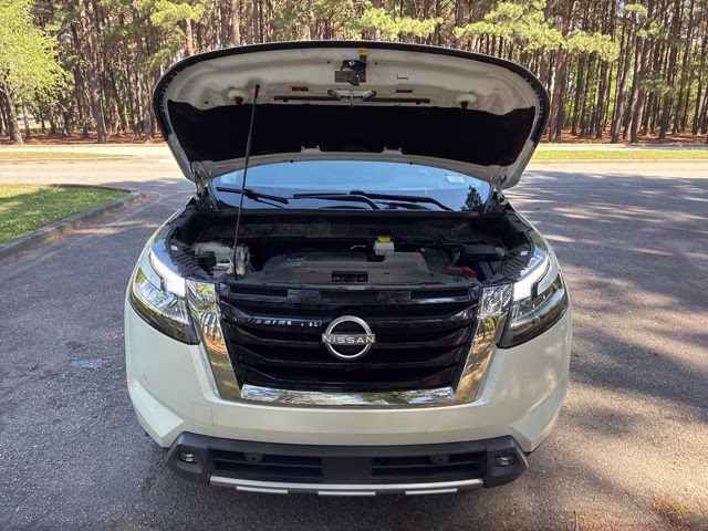 2022 Pearl White Tricoat/Super Black Nissan Pathfinder Platinum 4X4 SUV