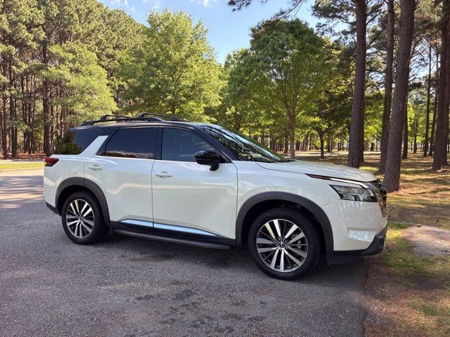 2022 Pearl White Tricoat/Super Black Nissan Pathfinder Platinum 4X4 SUV