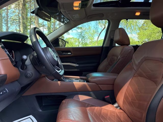2022 Pearl White Tricoat/Super Black Nissan Pathfinder Platinum 4X4 SUV