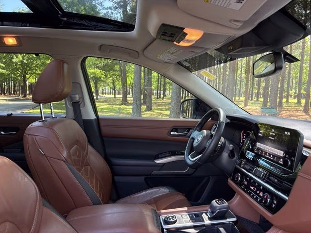2022 Pearl White Tricoat/Super Black Nissan Pathfinder Platinum 4X4 SUV