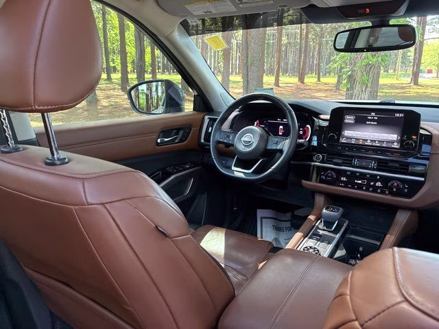 2022 Pearl White Tricoat/Super Black Nissan Pathfinder Platinum 4X4 SUV