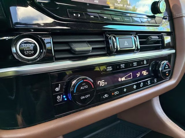 2022 Pearl White Tricoat/Super Black Nissan Pathfinder Platinum 4X4 SUV