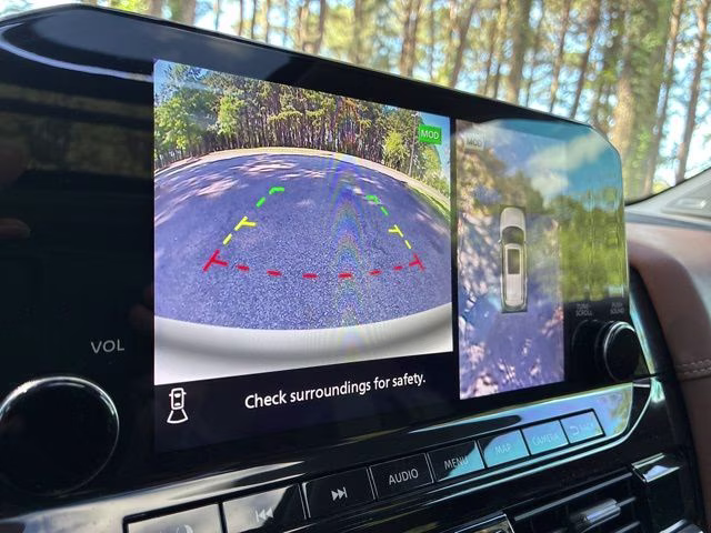 2022 Pearl White Tricoat/Super Black Nissan Pathfinder Platinum 4X4 SUV