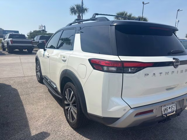 2022 Pearl White Tricoat/Super Black Nissan Pathfinder Platinum 4X4 SUV