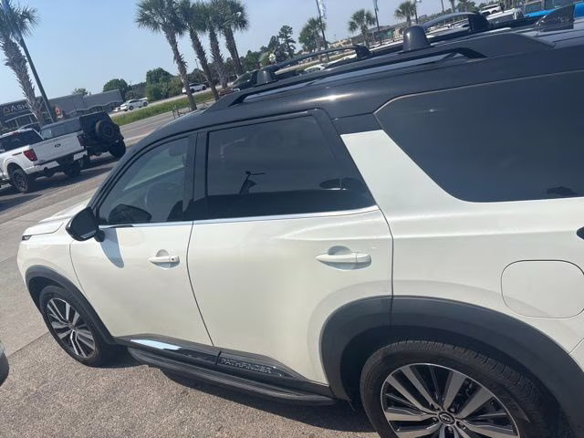 2022 Pearl White Tricoat/Super Black Nissan Pathfinder Platinum 4X4 SUV