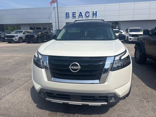 2022 Pearl White Tricoat/Super Black Nissan Pathfinder Platinum 4X4 SUV