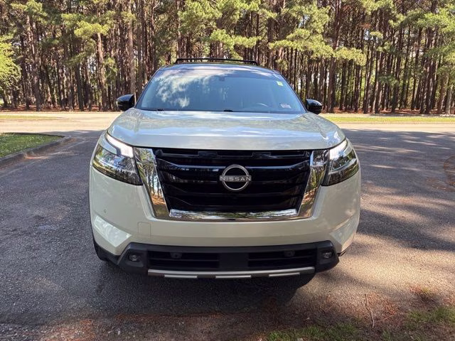 2022 Pearl White Tricoat/Super Black Nissan Pathfinder Platinum 4X4 SUV