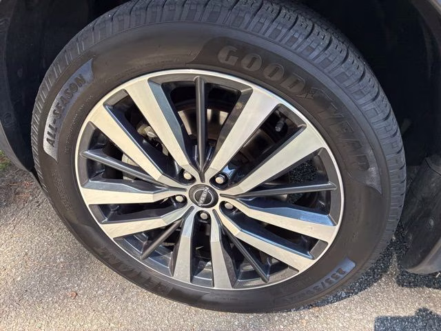 2022 Pearl White Tricoat/Super Black Nissan Pathfinder Platinum 4X4 SUV
