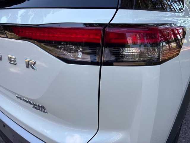 2022 Pearl White Tricoat/Super Black Nissan Pathfinder Platinum 4X4 SUV