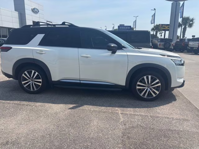 2022 Pearl White Tricoat/Super Black Nissan Pathfinder Platinum 4X4 SUV