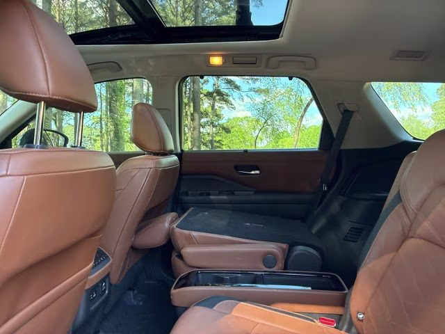 2022 Pearl White Tricoat/Super Black Nissan Pathfinder Platinum 4X4 SUV