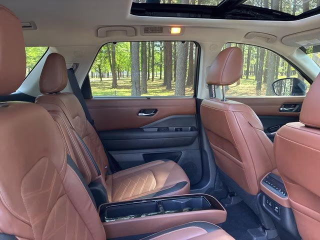 2022 Pearl White Tricoat/Super Black Nissan Pathfinder Platinum 4X4 SUV