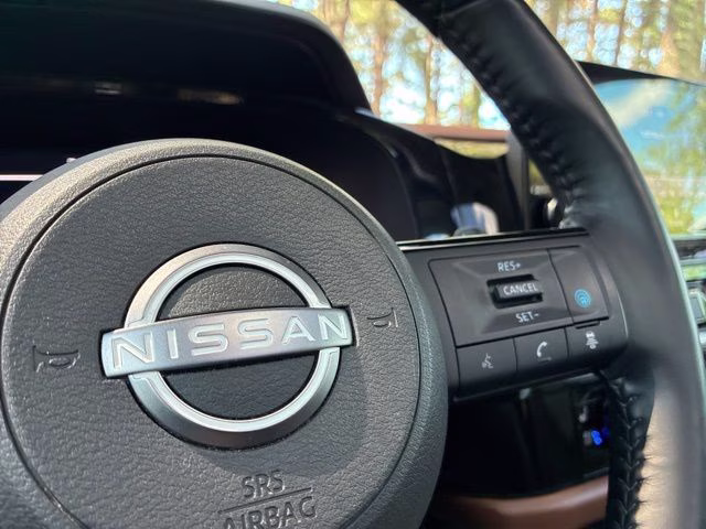 2022 Pearl White Tricoat/Super Black Nissan Pathfinder Platinum 4X4 SUV