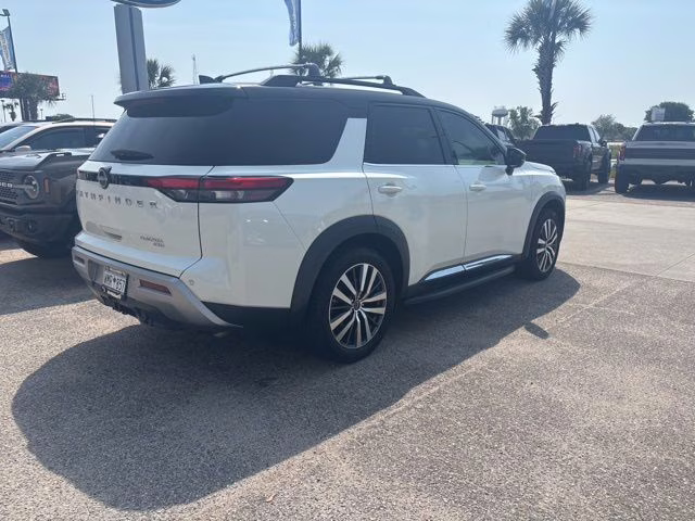 2022 Pearl White Tricoat/Super Black Nissan Pathfinder Platinum 4X4 SUV