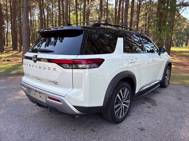 2022 Pearl White Tricoat/Super Black Nissan Pathfinder Platinum 4X4 SUV