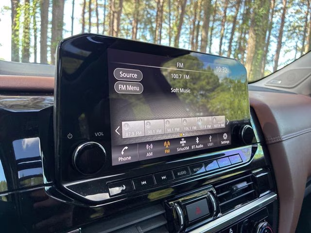 2022 Pearl White Tricoat/Super Black Nissan Pathfinder Platinum 4X4 SUV