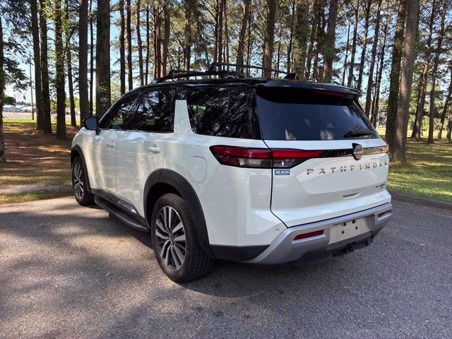 2022 Pearl White Tricoat/Super Black Nissan Pathfinder Platinum 4X4 SUV