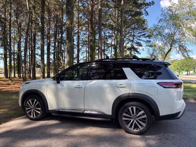 2022 Pearl White Tricoat/Super Black Nissan Pathfinder Platinum 4X4 SUV