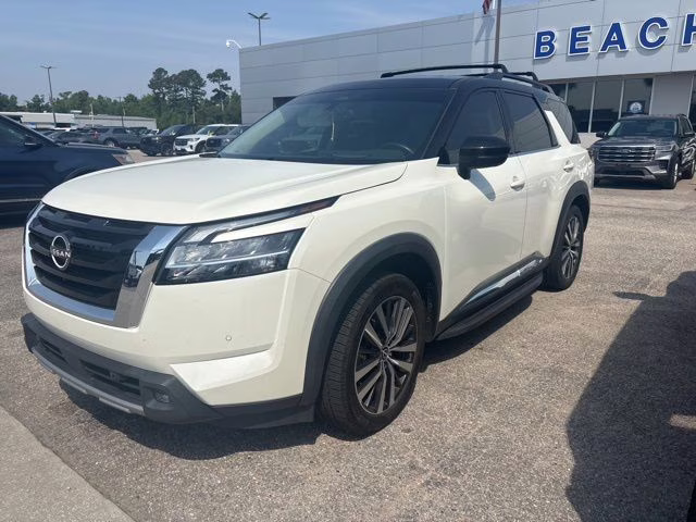 2022 Pearl White Tricoat/Super Black Nissan Pathfinder Platinum 4X4 SUV