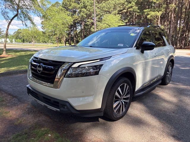 2022 Pearl White Tricoat/Super Black Nissan Pathfinder Platinum 4X4 SUV
