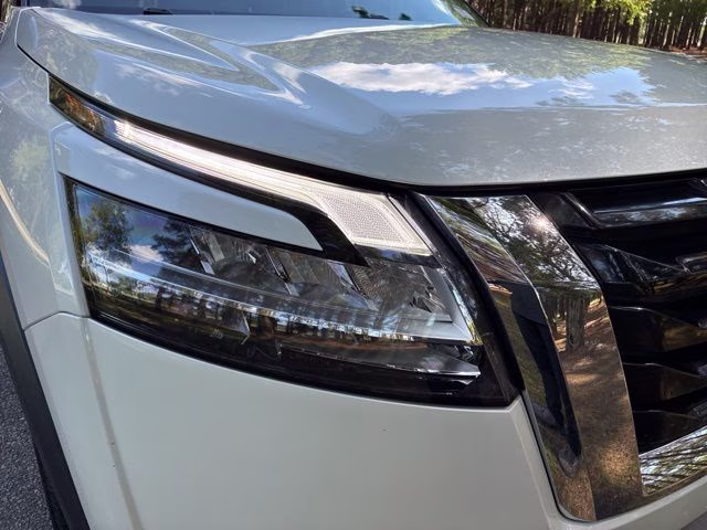 2022 Pearl White Tricoat/Super Black Nissan Pathfinder Platinum 4X4 SUV