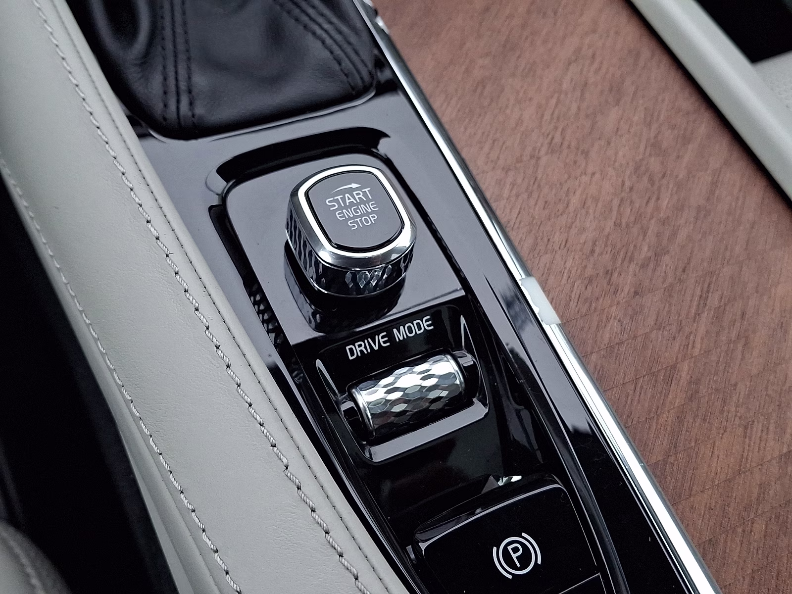 2019 Osmium Grey Metallic - 714 Volvo XC90 T6 Inscription AWD