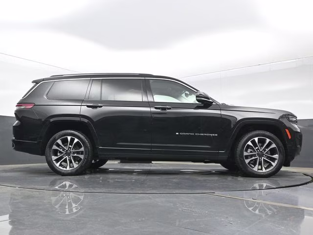 2021 Diamond Black Crystal Pearlcoat Jeep Grand Cherokee L Overland 4X4 SUV