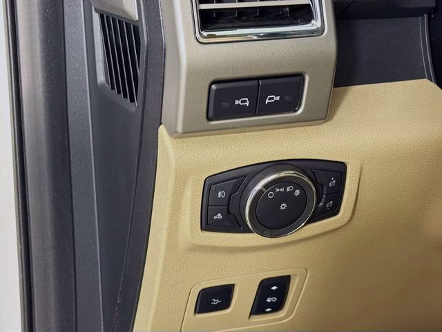 2017 White Platinum Ford Super Duty F-250 SRW Lariat 4X4 Truck