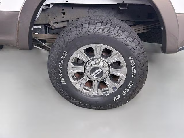 2017 White Platinum Ford Super Duty F-250 SRW Lariat 4X4 Truck