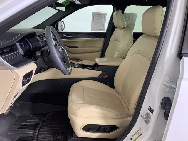 2023 Bright White Clearcoat Jeep Grand Cherokee Limited 4X4 SUV