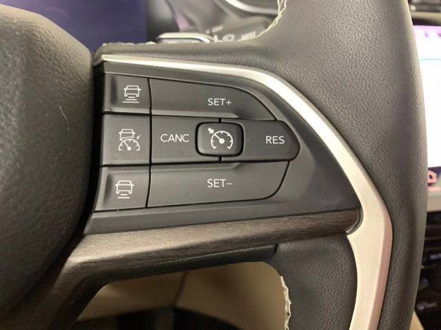 2023 Bright White Clearcoat Jeep Grand Cherokee Limited 4X4 SUV