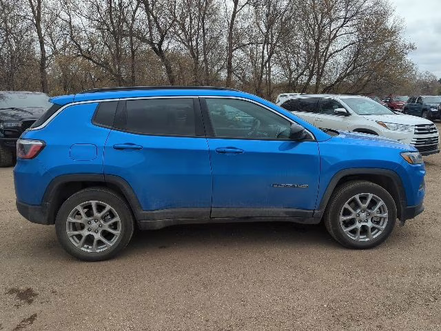 2024 Hydro Blue Pearlcoat Jeep Compass Latitude Lux 4X4 SUV