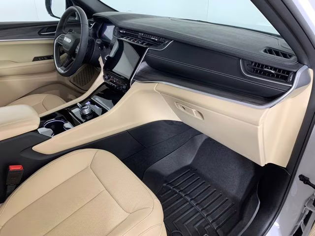 2023 Bright White Clearcoat Jeep Grand Cherokee Limited 4X4 SUV