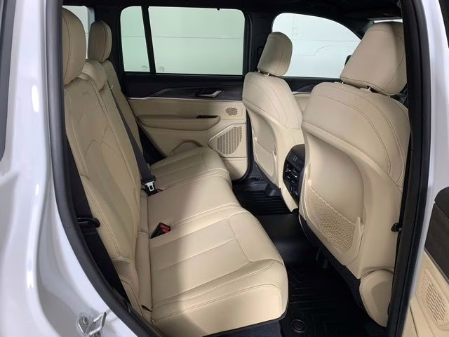 2023 Bright White Clearcoat Jeep Grand Cherokee Limited 4X4 SUV
