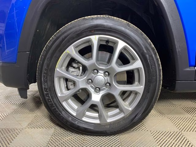 2024 Hydro Blue Pearlcoat Jeep Compass Latitude Lux 4X4 SUV