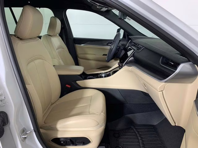 2023 Bright White Clearcoat Jeep Grand Cherokee Limited 4X4 SUV