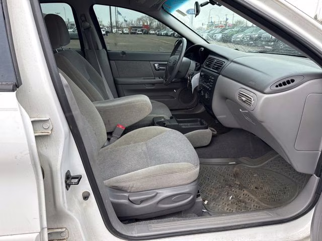 2000 White Ford Taurus SES FWD Sedan