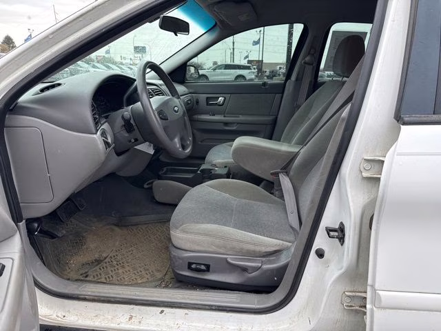 2000 White Ford Taurus SES FWD Sedan