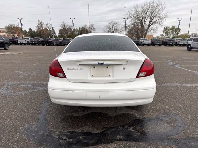 2000 White Ford Taurus SES FWD Sedan