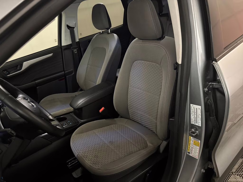 2022 Silver Metallic Ford Escape SE FWD SUV