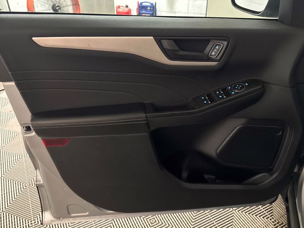 2022 Silver Metallic Ford Escape SE FWD SUV