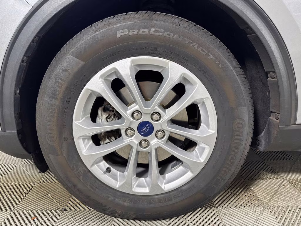 2022 Silver Metallic Ford Escape SE FWD SUV