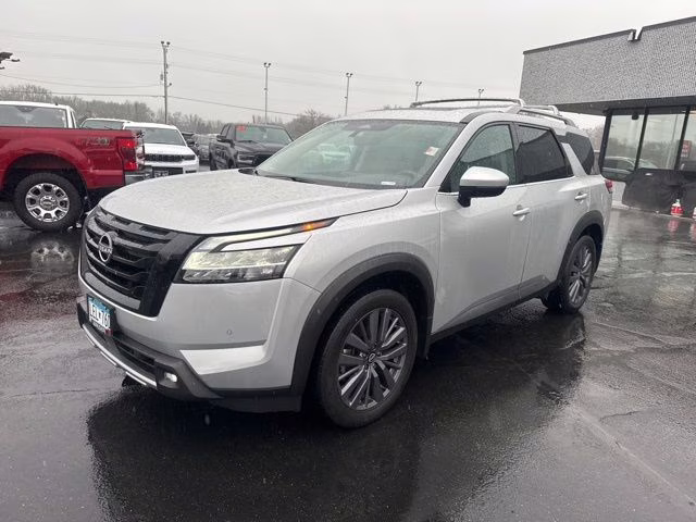 2023 Brilliant Silver Metallic Nissan Pathfinder SL 4X4 SUV