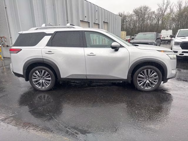 2023 Brilliant Silver Metallic Nissan Pathfinder SL 4X4 SUV