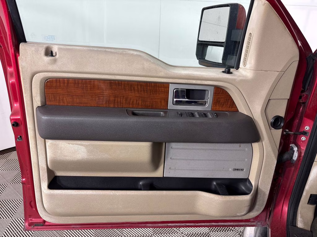 2009 Razor Red Metallic w/Tinted Clearcoat Ford F-150 XLT RWD Truck