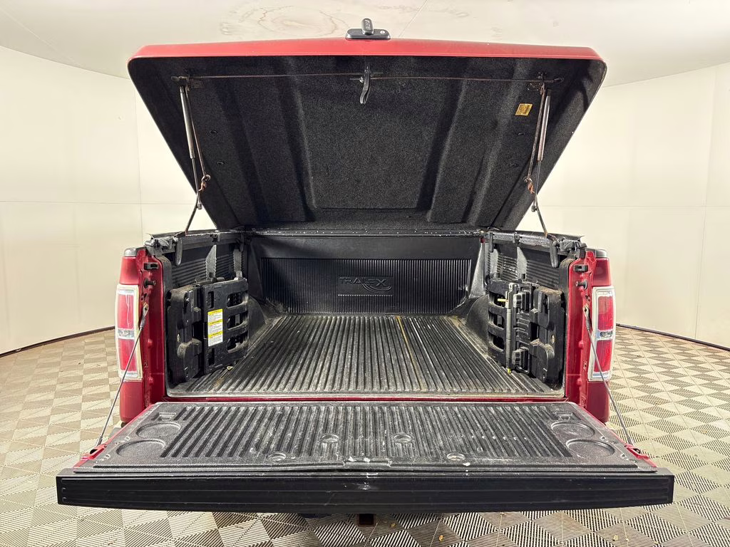 2009 Razor Red Metallic w/Tinted Clearcoat Ford F-150 XLT RWD Truck