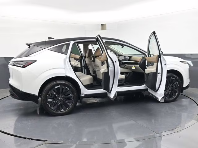 2026 Everest White Pearl/Black Nissan Murano Platinum AWD SUV